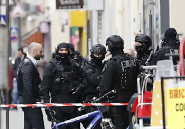 Man slits the throats of his father and brother on busy street in broad daylight